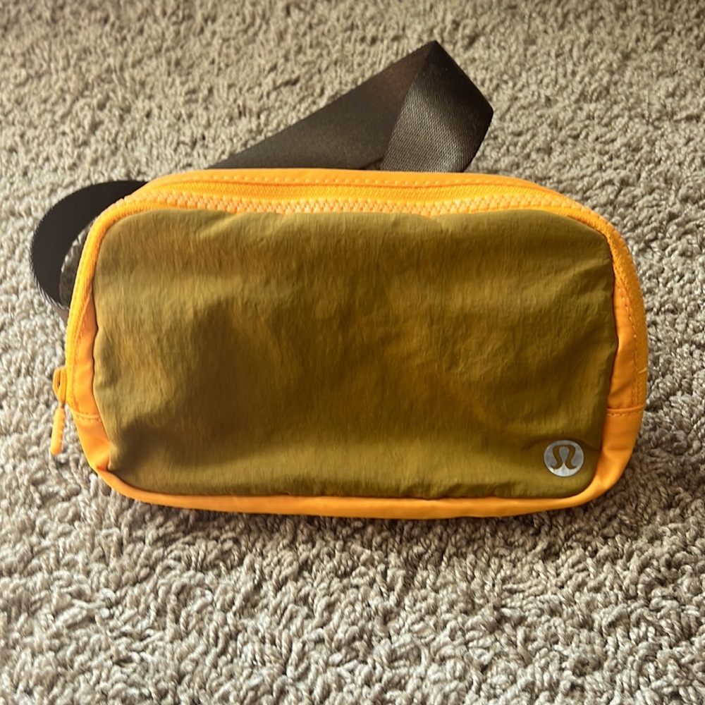 NWOT LULULEMON BELT BAG